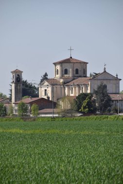 Kilisenin bir küçük Lombard Köyü kırsalında - İtalya