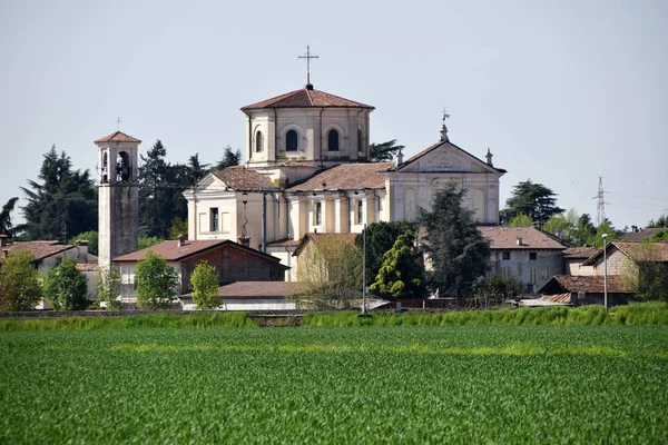 A igreja de uma pequena aldeia lombarda no campo - Itália — Fotografia de Stock