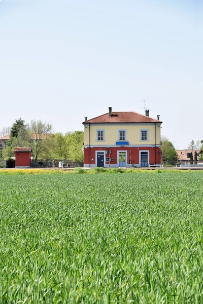 A pequena estação de uma aldeia lombarda no campo - Ital — Fotografia de Stock