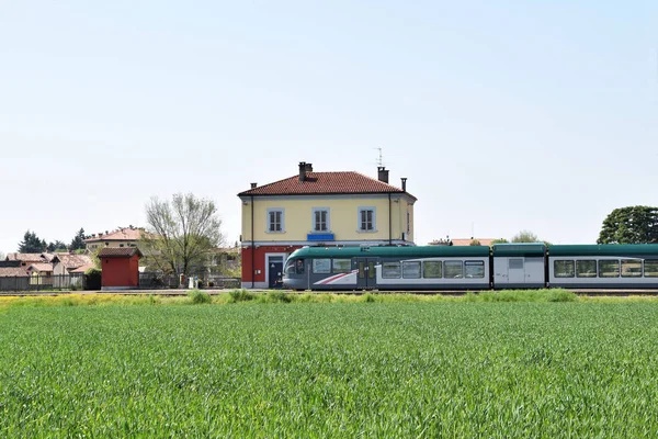 La piccola stazione di un borgo lombardo immerso nel verde - Ital — Foto Stock