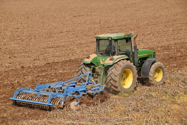 Un agricoltore con un trattore arare la terra prima della semina 071 — Foto Stock