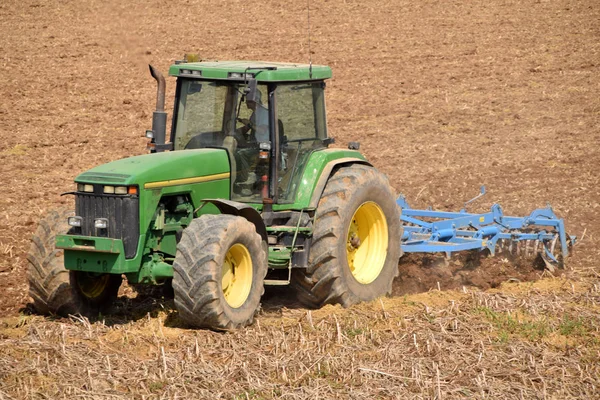Un agricoltore con un trattore arare la terra prima della semina 065 — Foto Stock