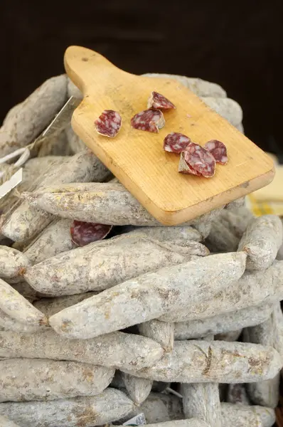 Salame esposto in una festa gastronomica nel villaggio di Iseo — Foto Stock