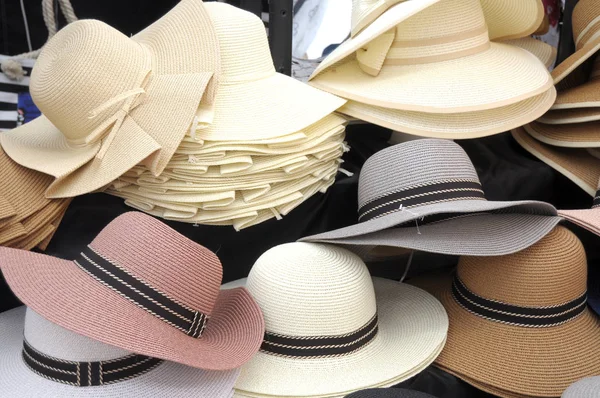 Men's and women's hats on display in the village of Iseo on the — Stock Photo, Image