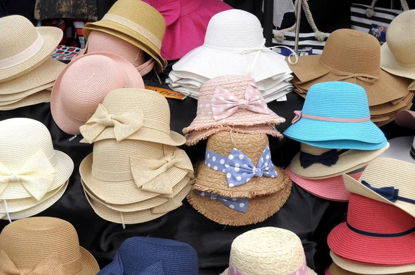 Men's and women's hats on display in the village of Iseo on the — Stock Photo, Image