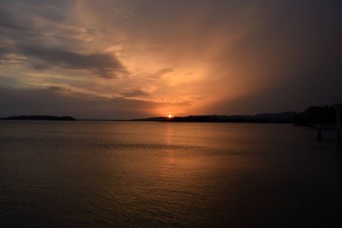 Bir patlama Lake Trasimeno Umbria - gün batımında renkler, ben