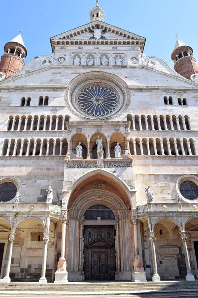 The facade of the imposing Cathedral of Cremona - Cremona - Ital — Stock Photo, Image