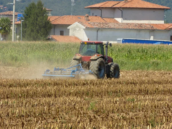 Agriculteur Travaillant Avec Tracteur Labourant Terre Avant Semer 125 — Photo