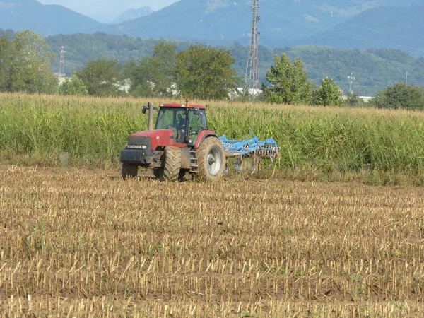 Agriculteur Travaillant Avec Tracteur Labourant Terre Avant Semer Dans Plaine — Photo