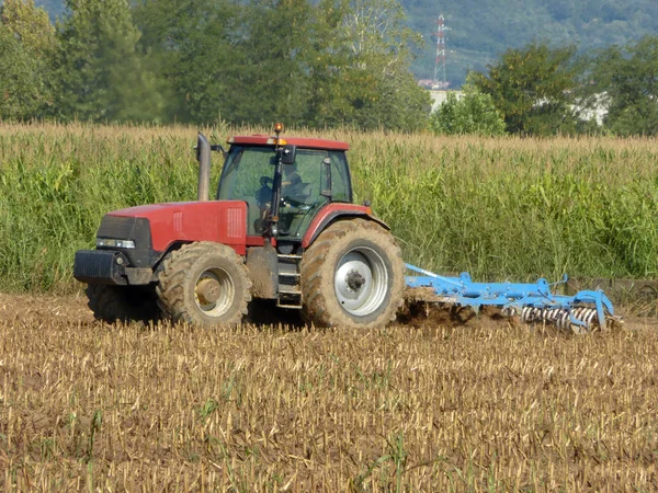 Ein Landwirt Der Mit Dem Traktor Das Land Pflügt Bevor — Stockfoto