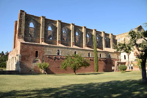 Сад развалин древней базилики Сан-Галгано и — стоковое фото