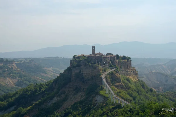 Uma vista pitoresca da aldeia de Civita Bagnoregio a morrer — Fotografia de Stock