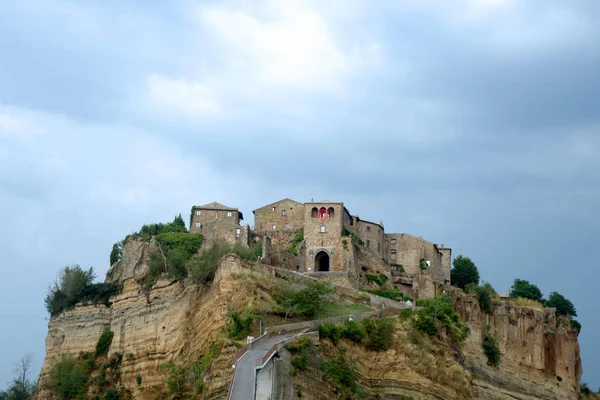 Een suggestieve voorbode van het dorp Civita Bagnoregio — Stockfoto