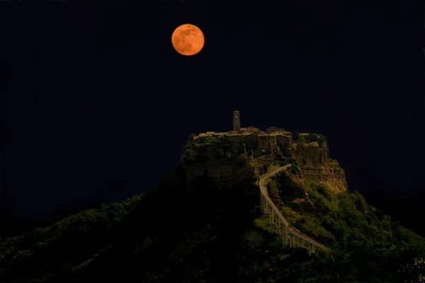 A night glimpse of an ancient village in Lazio - Italy — Stockfoto