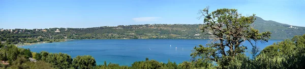 Panorámás kép a tó Castel Gandolfo délre Róma - L — Stock Fotó