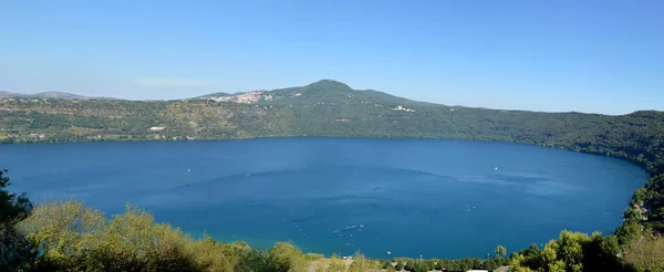 Un lago de origen volcánico en Lazio — Foto de Stock