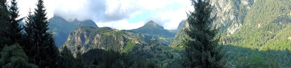 Vista general del Valle d 'Ayas en Valle d' Aosta — Foto de Stock
