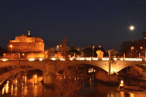 Paisaje nocturno con Castel Sant 'Angelo en Roma - Italia — Foto de Stock