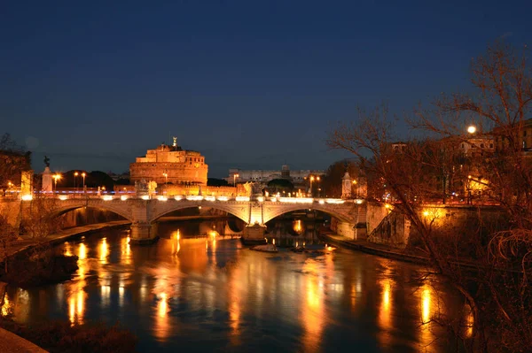 Nacht landschap met Castel Sant'Angelo in Rome - Italië — Stockfoto