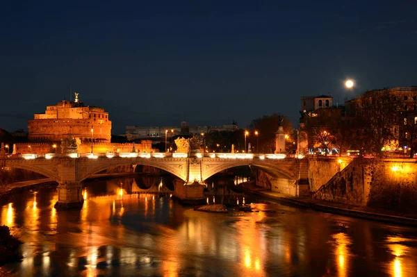 Melek Şatosu'nda Roma - İtalya ile gece manzarası — Stok fotoğraf