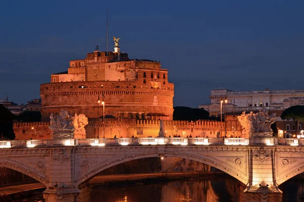 Ein nächtlicher Blick auf die Engelsburg und den Tiber in Rom - — Stockfoto