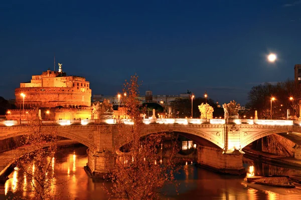 Melek Şatosu'nda Roma - İtalya ile gece manzarası — Stok fotoğraf