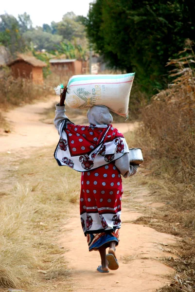 Mujer africana con un saco de harina en la cabeza - Pomerini - Tanz —  Fotos de Stock