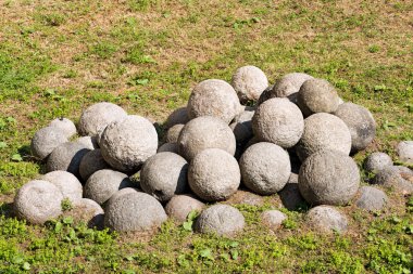 Antik beyaz taş bombardıman topu