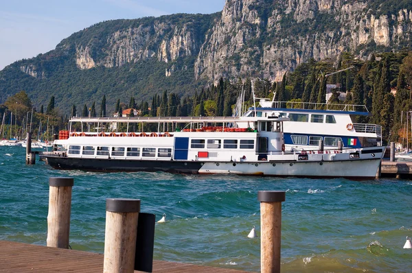 Barcos de ferry - Lago de Garda Italia — Foto de Stock