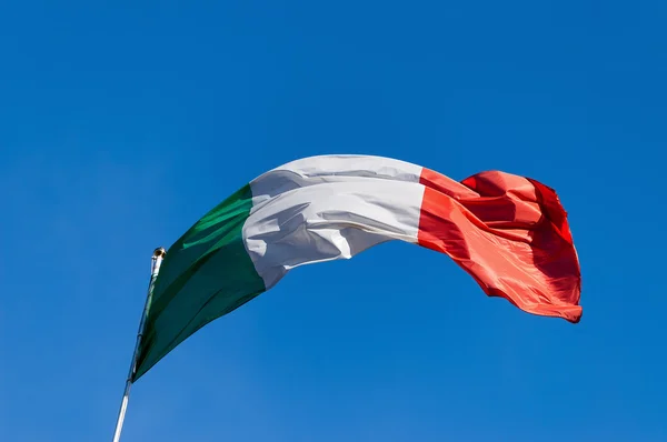 Italienische Flagge am strahlend blauen Himmel — Stockfoto