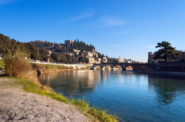 Adige River och Hill - Verona-Italien — Stockfoto