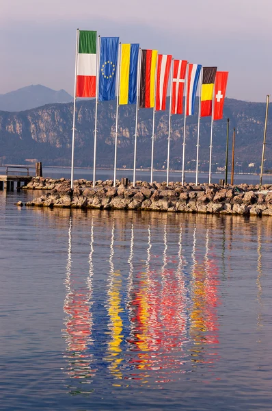 Европейские флаги - Garda Lake Cisano Italy — стоковое фото