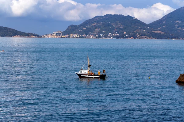 Рыбак на рыбацкой лодке - Лигурия Италия — стоковое фото
