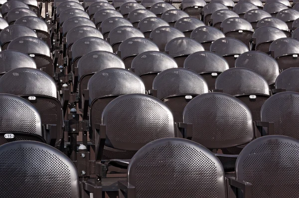 Reihe von metallischen Sitzen - im Freien — Stockfoto