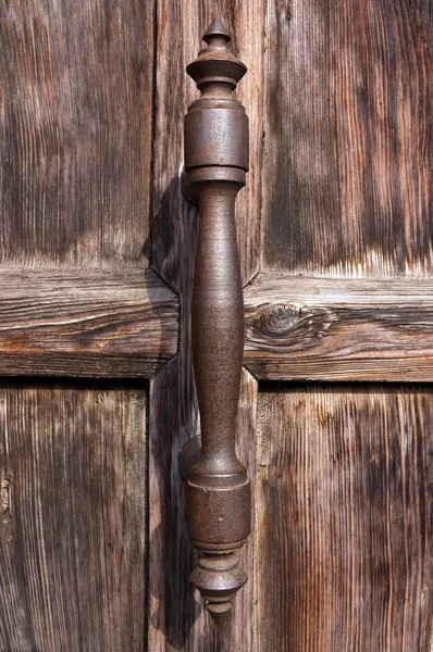 Porta de madeira velha com alça enferrujada — Fotografia de Stock