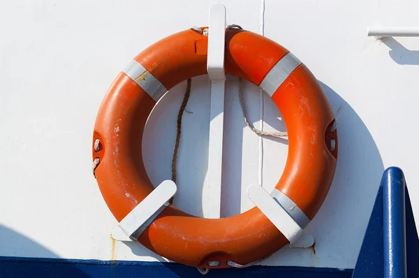 Lifebuoy laranja em um barco de balsa — Fotografia de Stock