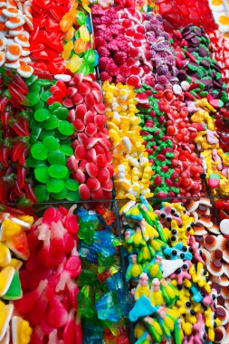 Bir pazarda çeşitli renkli şekerler