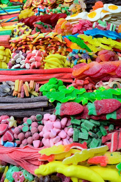 Surtido de caramelos coloridos en un mercado —  Fotos de Stock