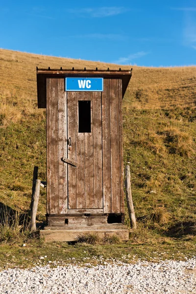 WC Banheiro público em Montanha - Itália — Fotografia de Stock