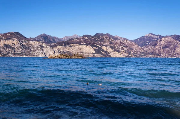 Jezioro Garda w zimie - Malcesine, Włochy — Zdjęcie stockowe