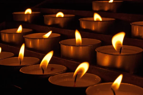 Velas votivas de iglesia - Luces de té —  Fotos de Stock