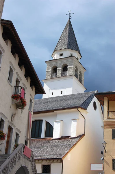 Kerk van Pieve di Cadore - Veneto-Italië — Stockfoto