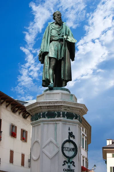 ティツィアーノ・ヴェチェッリオの記念碑-ピエーヴ・ディ・カドーレ — ストック写真