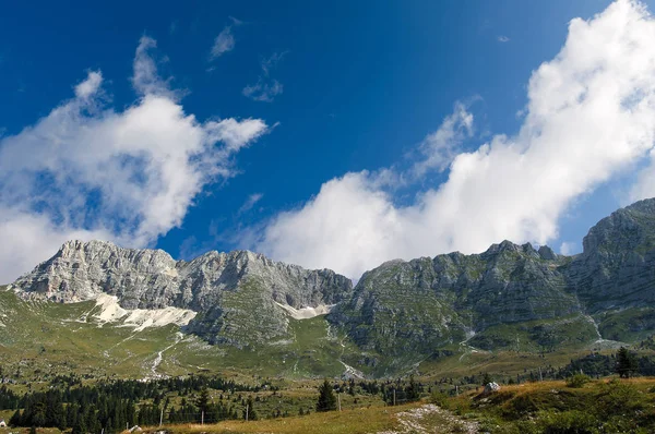 Hochebene von Montasio und julianische Alpen — Stockfoto