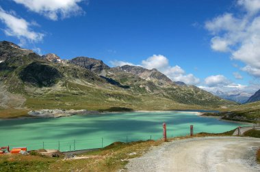 Bernina Alpler ve beyaz Lake - Poschiavo İsviçre
