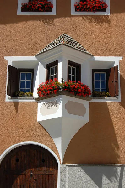 Типичные окна с балконом - Zuoz Швейцария — стоковое фото