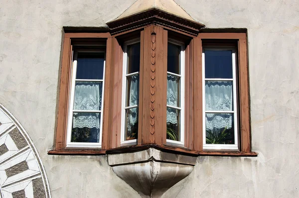 Windows med balkong - Samedan Schweiz — Stockfoto