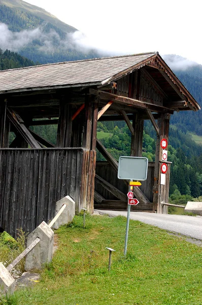 Träbro med tak - Engadine Schweiz — Stockfoto