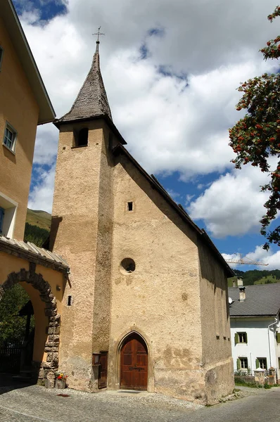 Antigua Iglesia pequeña - Zuoz Engadine Suiza —  Fotos de Stock