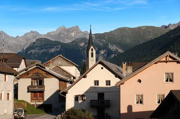 Guarda - liten by i Engadine Schweiz — Stockfoto